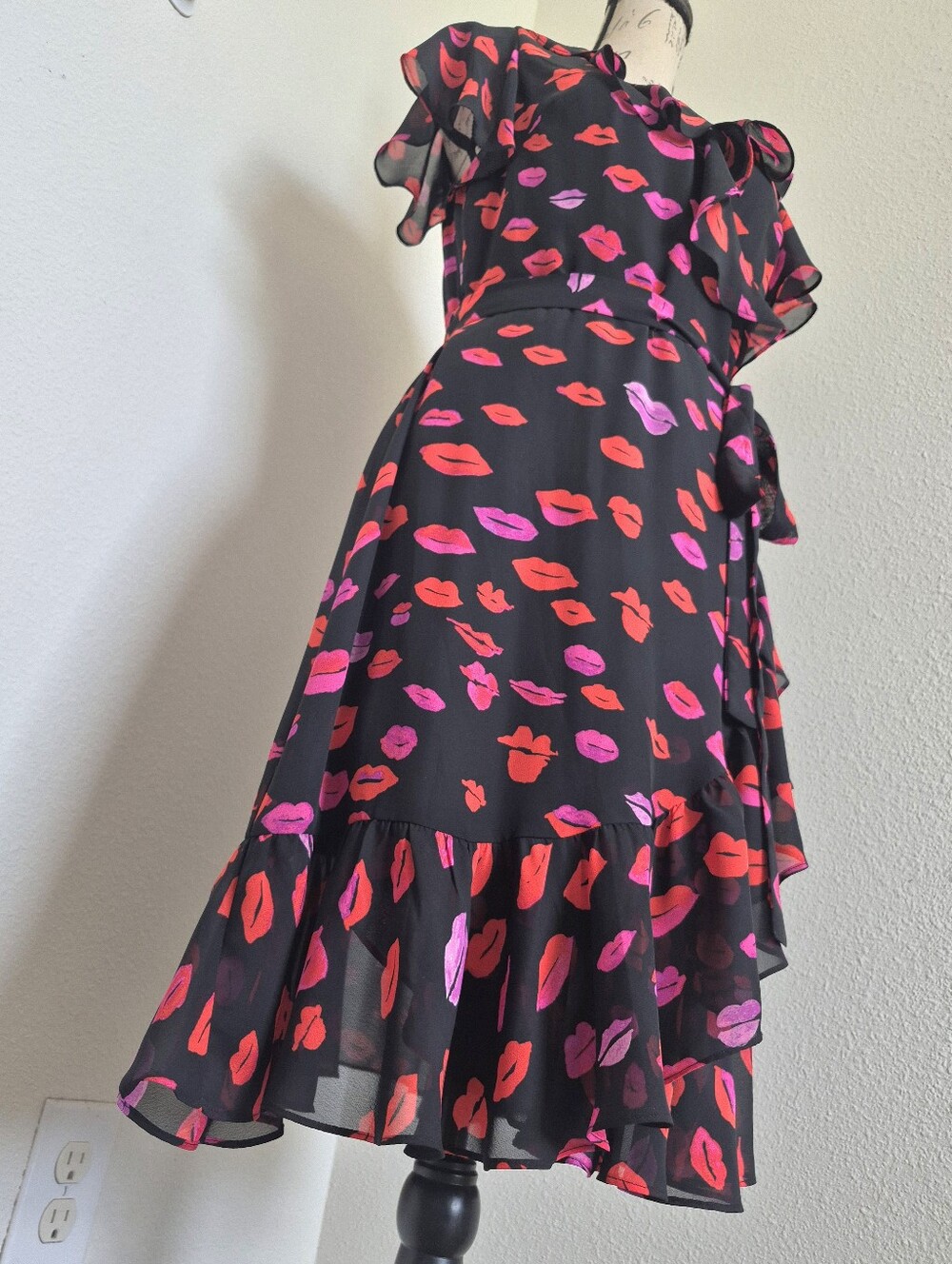 Betsey Johnson Red Kiss Lip Print Wrap Dress Size 12 Ruffle Cocktail party NWT - Picture 9 of 14